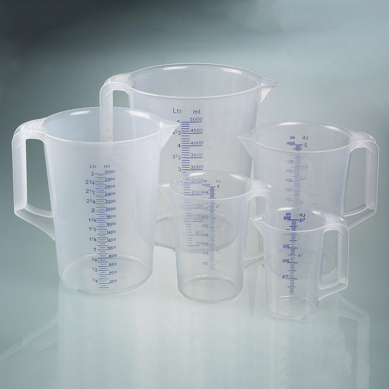 Measuring jugs, PP, with closed handle