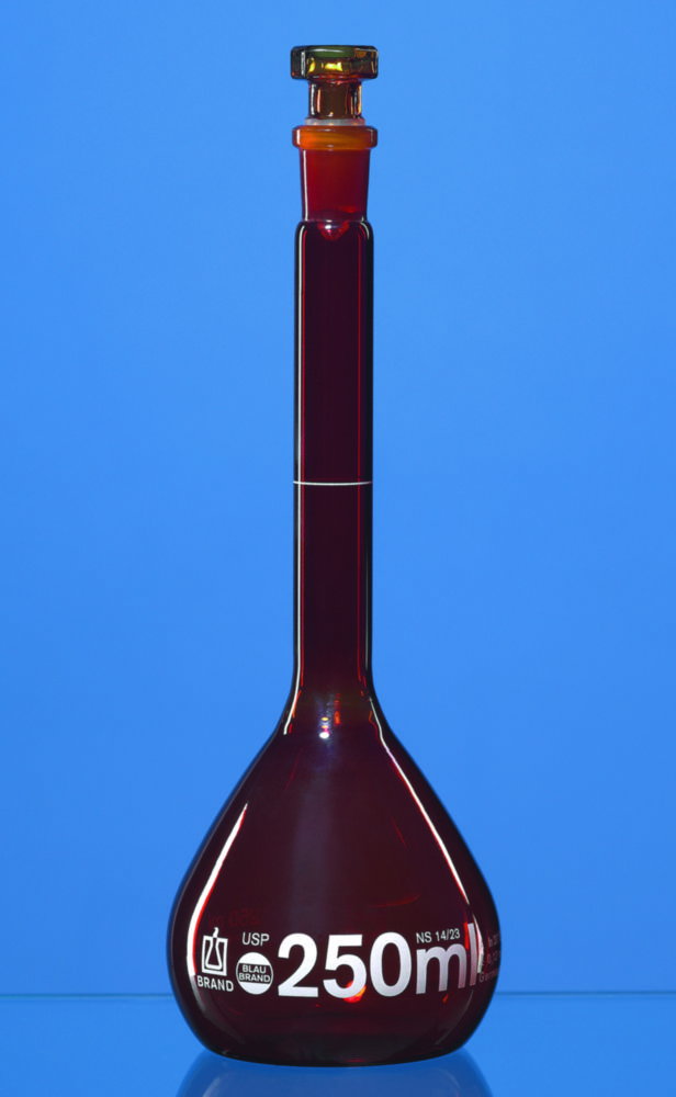 Matracci tarati, vetro borosilicato 3.3, classe A, ambra, graduazione bianca, con tappo in vetro, incl. certificato di lotto USP